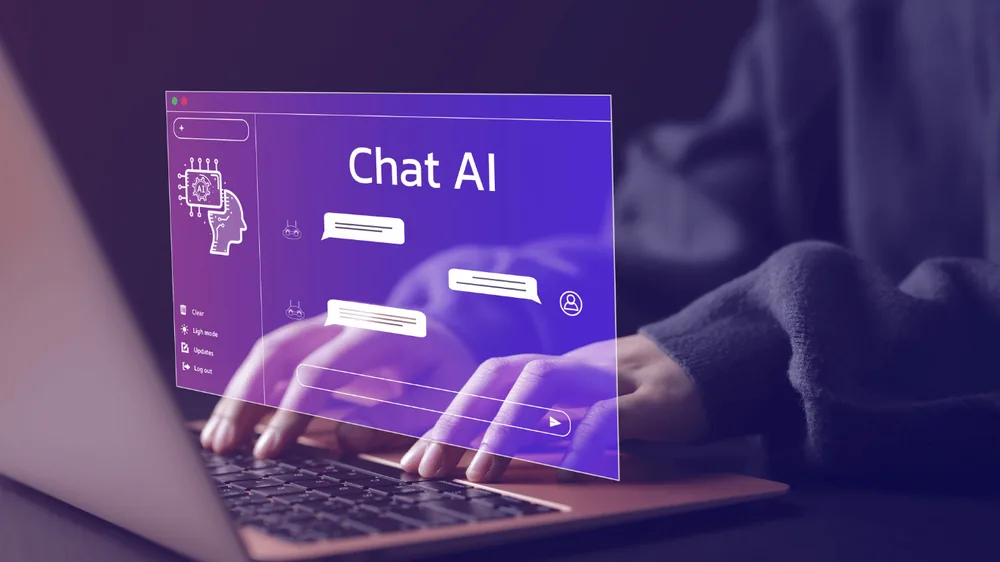 Geförderte KI-Weiterbildung der ABE: Arbeiten mit einem KI-Chat-Assistenten am Laptop